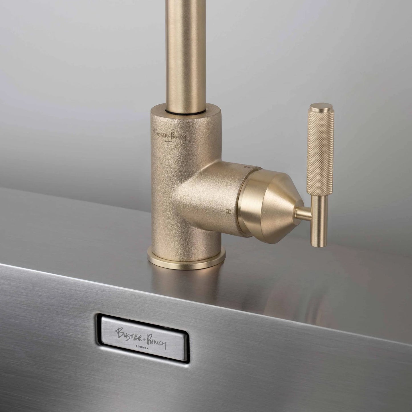 KITCHEN FAUCET PULL OUT W DUAL SPRAY CROSS (BRASS)- BUSTER + PUNCH NKT-053254